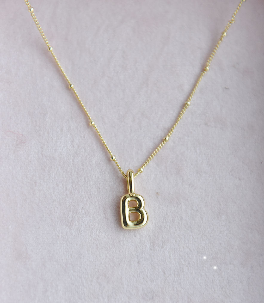 Smykke med bokstav